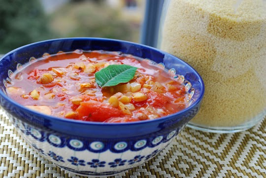 Zupa z soczewicy z pomidorami i kuskus