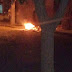 Após não ser coletado, lixo é incendiado no meio da rua, em Mairi