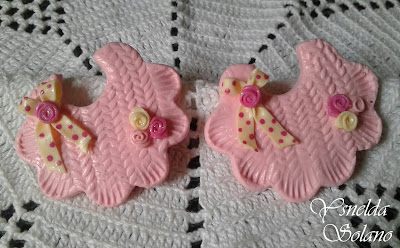 Baberos en porcelana fría Tres-sencillos-Recuerdos- de-nacimiento-en-porcelana-fría