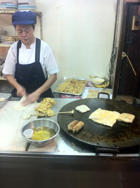 La cocinera haciendo estas deliciosas pastas La cocinera haciendo estas deliciosas pastas