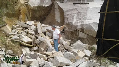 Bizzarri fazendo o que mais gosta, garimpando pedras para fazer as construções com pedras sendo com vários tipos de pedras com várias cores de pedra. Na foto escolhendo as pedras brutas para as construções com pedras, muros de pedra, escada de pedra, revestimento de pedra, lago de pedra e paredes de pedra.