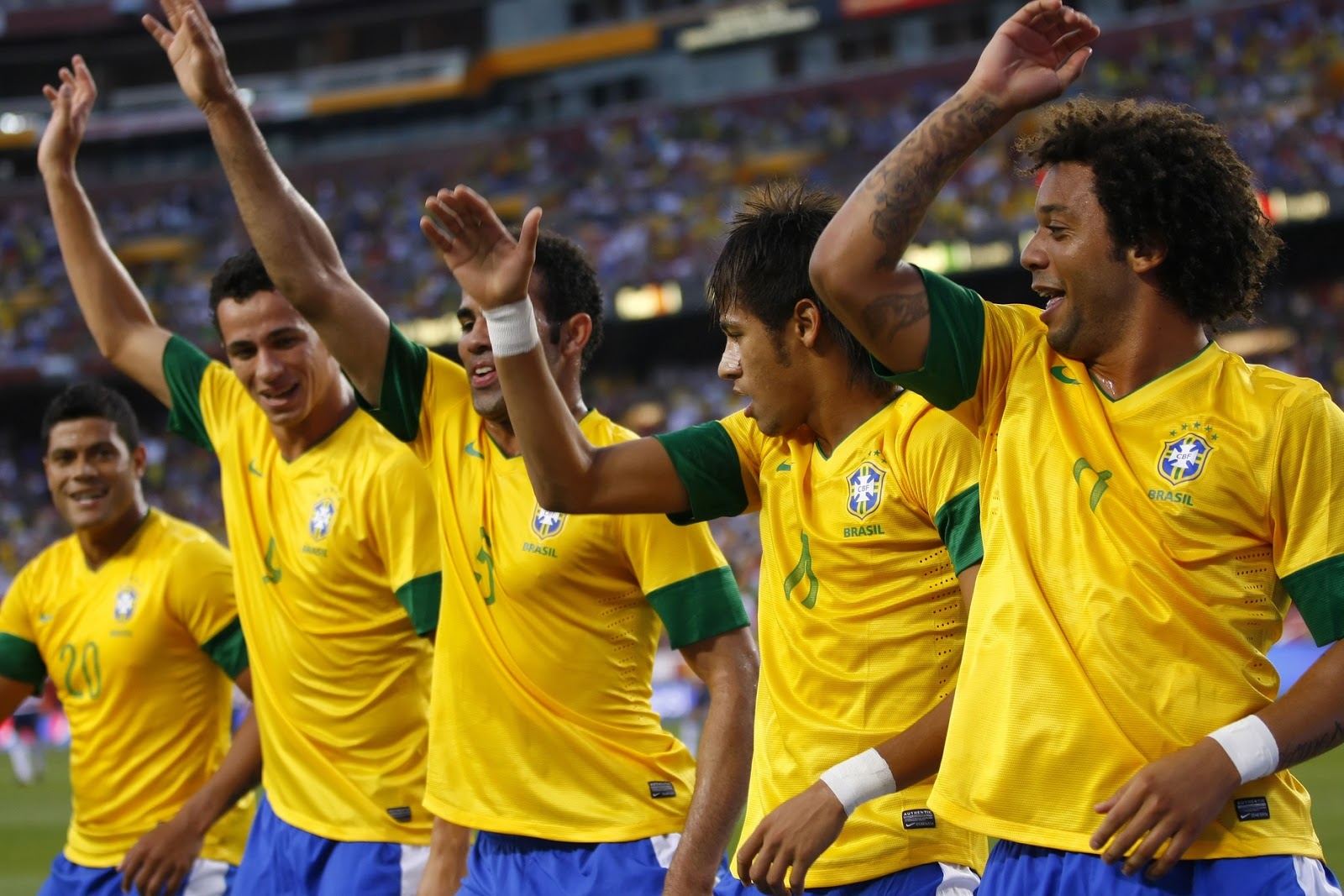 Бразилия первая в мире. Состав Бразилии 2014. 6 Номер сборной Бразилии 2014. Сборная Бразилии 2014 состав. Фото Бразилии 2014.