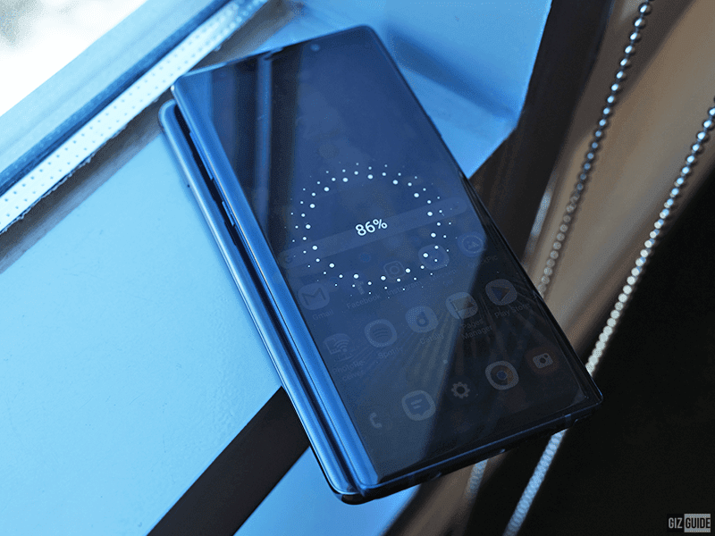 The Samsung Galaxy S10 charging the Note9 wirelessly
