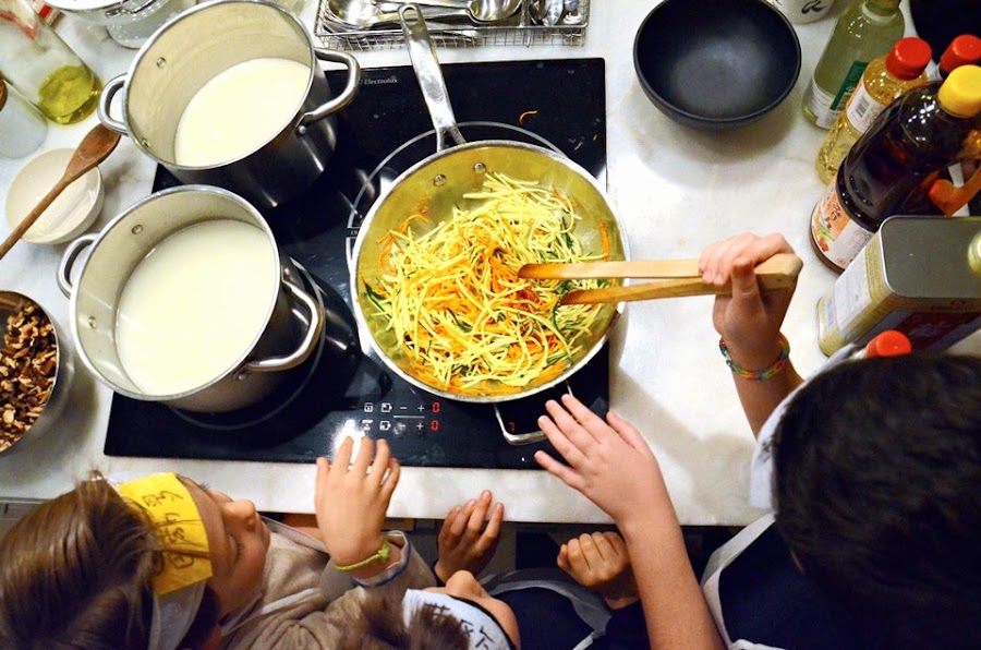 Preparando fideos Udon con Shiitakes y verduras