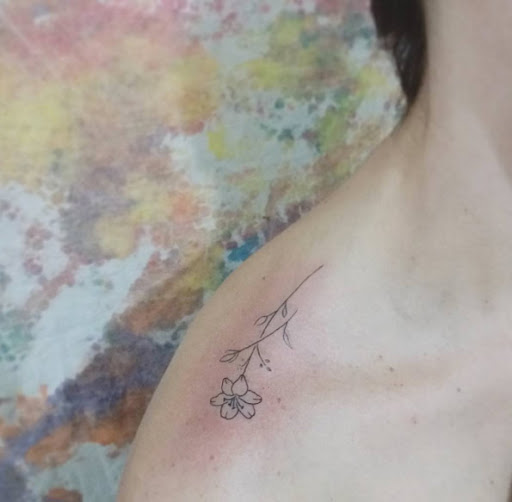 Este minimalista ombro tat