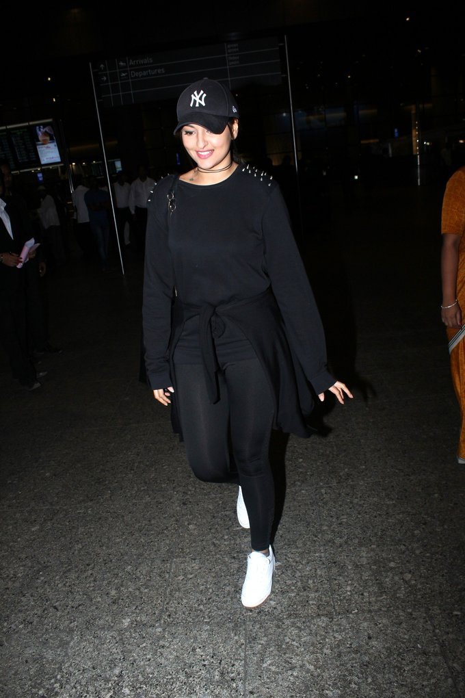 Sonakshi Sinha Without Makeup Unseen Photos At Airport In Black Top Jeans