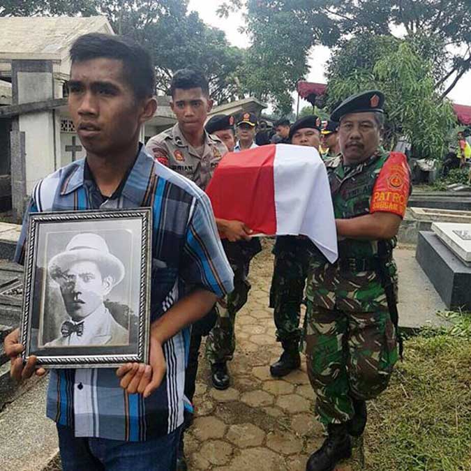 Kerangka Jenazah Alexander Patty Dipindahkan Ke Ambon Ambon, Malukupost.com - Kerangka jenazah perintis dan pejuang Kemerdekaan Indonesia asal Maluku, Alexander Jacob (A.J.) Patty akhirnya dipindahkan dari Tempat Pemakaman Umum (TPU) Pandu, Bandung, Jawa Barat, ke Taman Makam Pahlawan (TMP) Kapahaha, Kecamatan Sirimau, Kota Ambon. Kadis Sosial Maluku, Sartono Pinning, dihubungi dari Ambon, Rabu (22/3), membenarkan, sedang berada di TPU Pandu untuk proses penggalian kubur untuk mengangkat kerangka jenazah A.J. Patty.