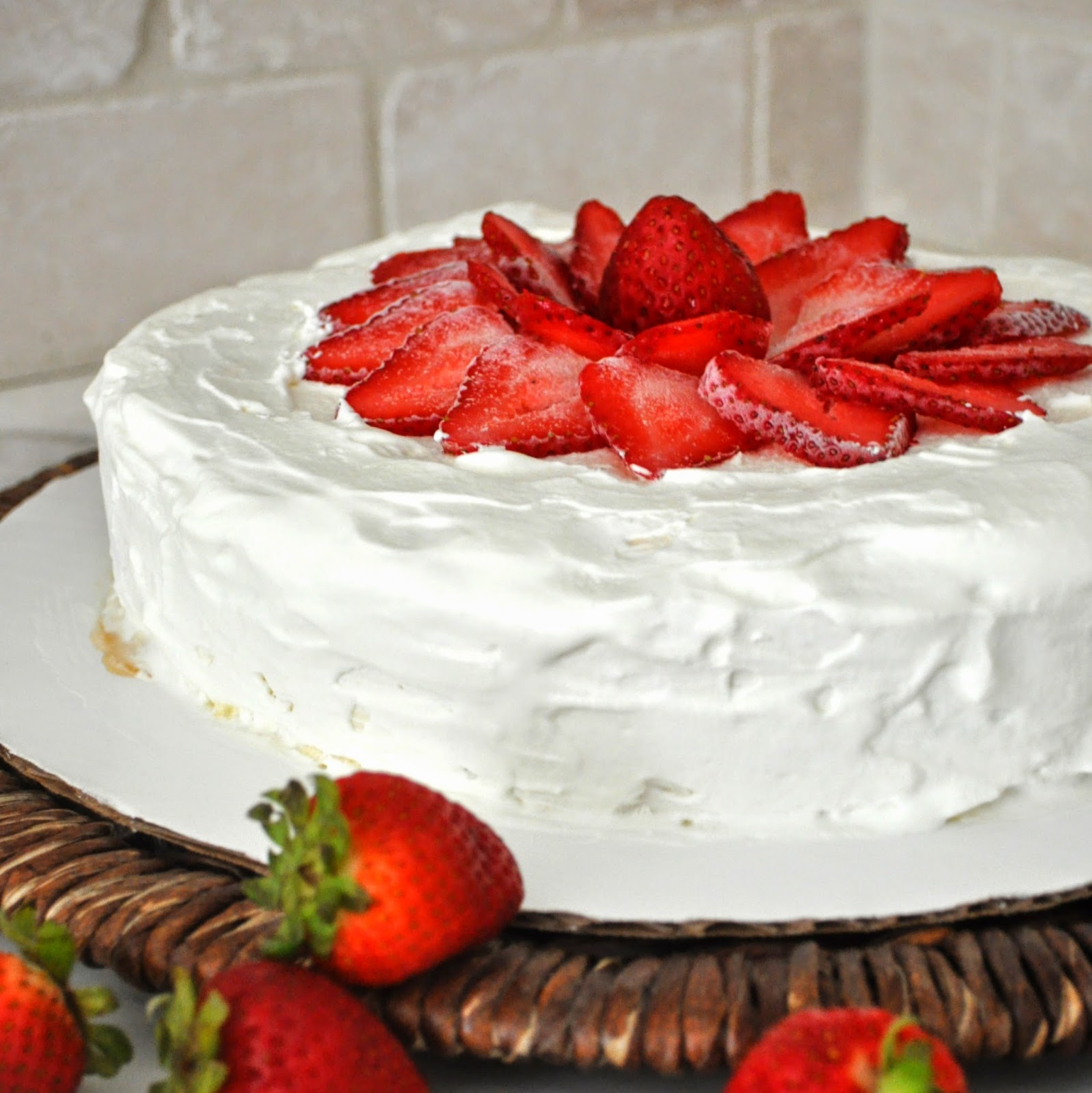 Cooking with Manuela: Meringue Cake with Fresh Strawberries