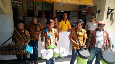 Agar Tidak Melakukan Tindak Kejahatan di Jalanan, Pengamen Diberikan Arahan dari Kapolsek Pituruh AKP Junani Jumantoro.