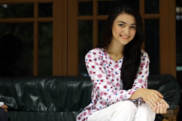 Foto Citra Kirana Lagi Asyik Ngegame di Lokasi Syuting
