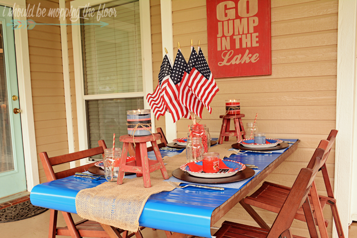 Labor Day Tablescape: Easy, budget-friendly, and fun ideas for a great red, white, and blue tablescape to end the summer with. 