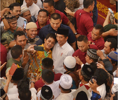 Jokowi%2BSerahkan%2B351%2BSertifikat%2BWakaf%2Bdi%2BMasjid%2BBani%2BUmar%252C%2BTangsel