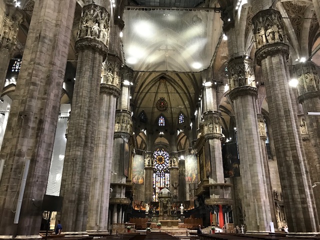 イタリア・ミラノのドゥオーモ内部 どっちを見ても 圧巻される イタリア・ミラノのドゥオーモ内部 圧巻
