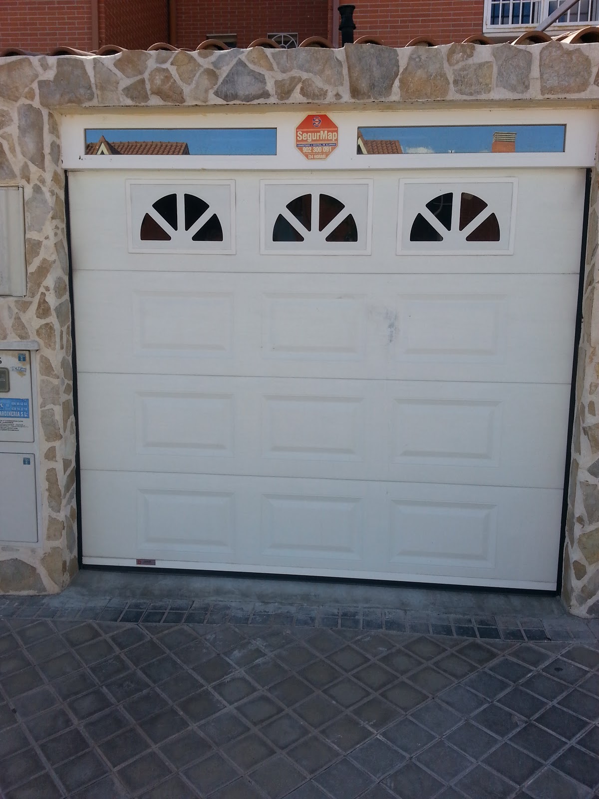 MANFERRUM CARPINTERIA METALICA: PUERTAS SECCIONALES DE GARAJE