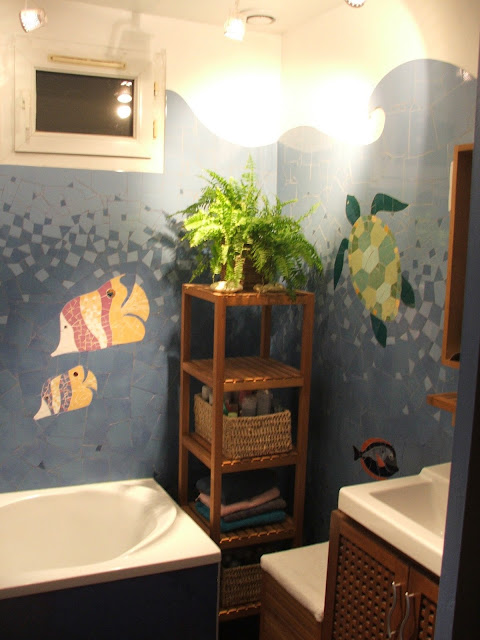  Fresque murale marine créée sur commande pour un particulier Poissons tropicaux pour un décor mural et artisanal en mosaïque dans une salle de bains