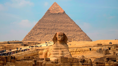 Sphinx dans le plateau de Gizeh face pyramide en Egypte.