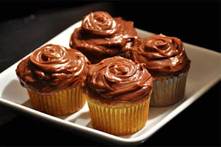 Cupcake de Banana com cobertura de Brigadeiro Cupcake de Banana com cobertura de Brigadeiro
