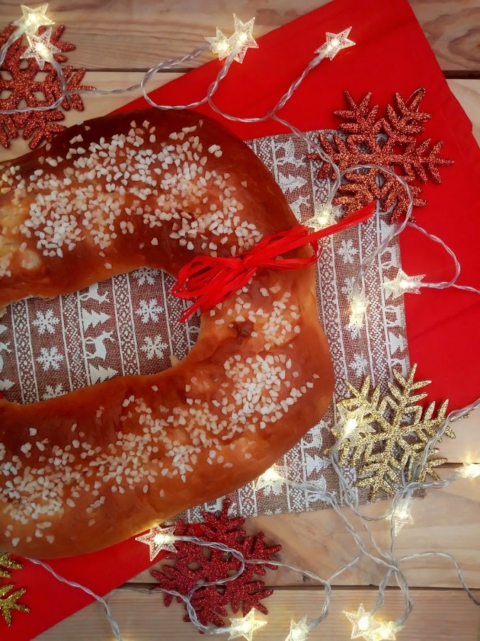 Roscón de Reyes con aceite de oliva virgen extra. Receta tradicional navideña. Masas, levados, agua de azahar, AOVE, hecho en casa, reyes magos, ilusión, receta sencilla. Desayuno, merienda, postre.