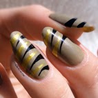 http://nails-arcenciel.blogspot.fr/2015/04/nail-art-zebre-noir-et-dore.html
