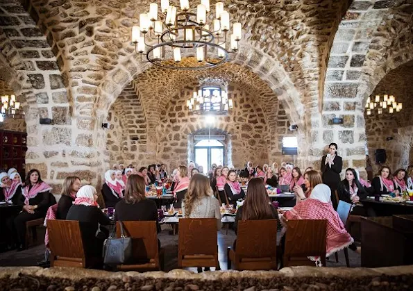 Queen Rania met with women from the Sayyidat Nashmiyyat group in Amman