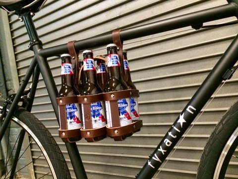 Porta 6 pack cerveza de piel para la bici