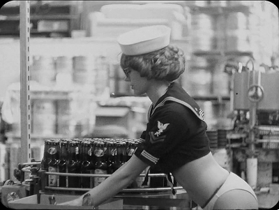 Bier Werbung lustig - Frau küsst Bier am Fließband - witzige Arbeitsbilder