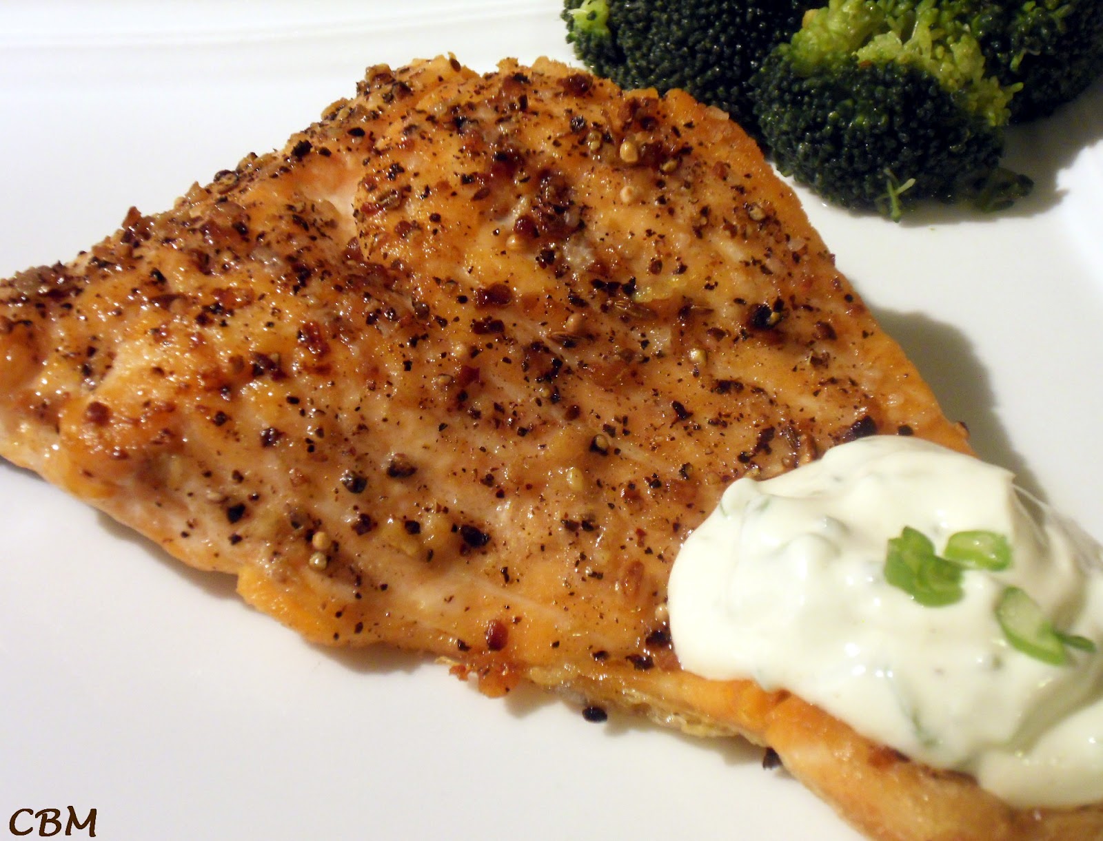 Dans la cuisine de Blancmanger Filets de saumon aux épices à steak, crème aux herbes Dans la cuisine de Blancmanger Filets de saumon aux épices à steak, crème aux herbes