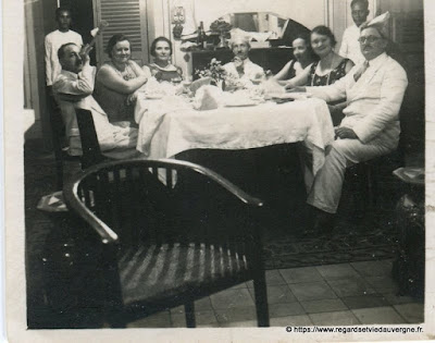 Photo noir et blanc ancienne : repas en famille Photo noir et blanc ancienne : repas en famille