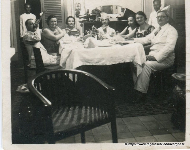 Photo noir et blanc ancienne :  repas en famille
