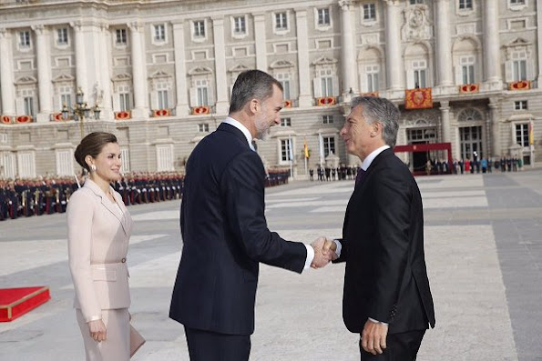 Argentina's President Mauricio Macri, Argentinian First Lady Juliana Awada, Spain's King Felipe and Queen Letizia attend the welcome ceremony at Royal Palace in Madrid
