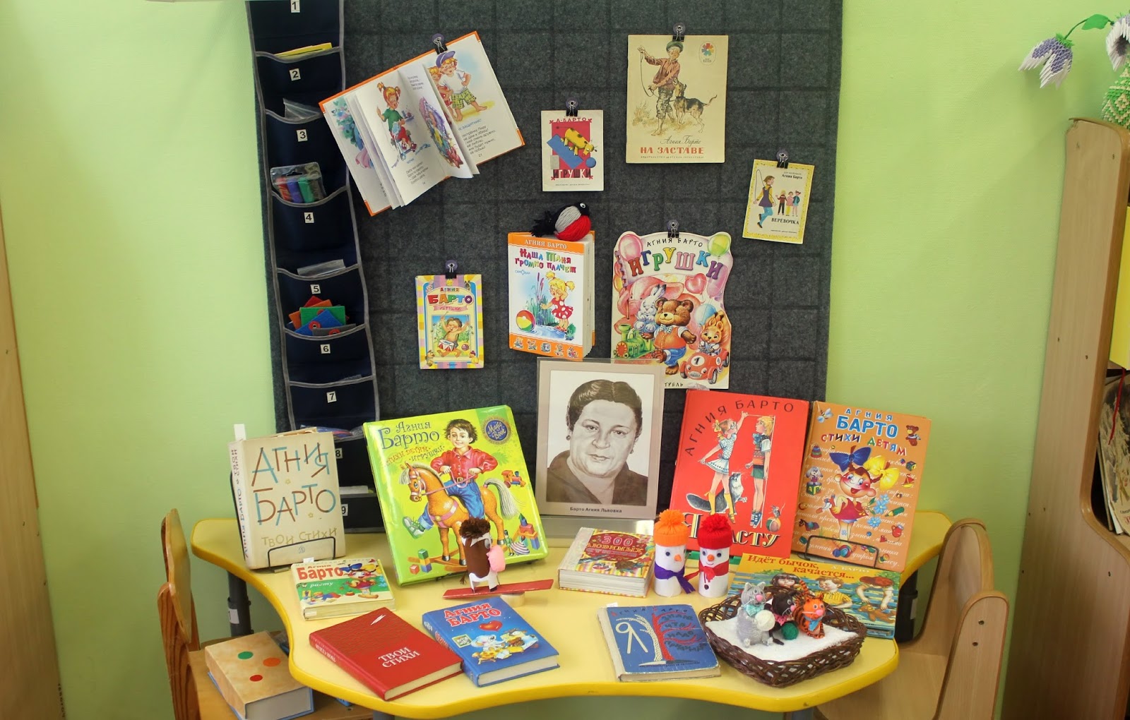 В гостях у сказки в библиотеке. Книжная выставка для малышей. Выставка книг Агнии Барто в детском саду.