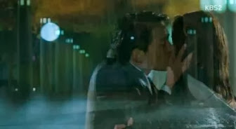 Adegan Ciuman dibawah Hujan YoonA SNSD dengan Lee Bum Soo di Drama Korea 'Prime Minister and I'