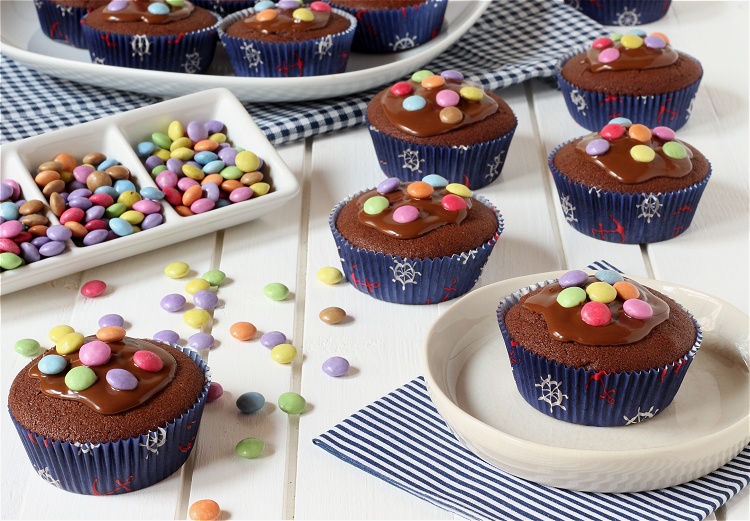 Pinata-Muffins - Schokoladenmuffins mit Smarties 2