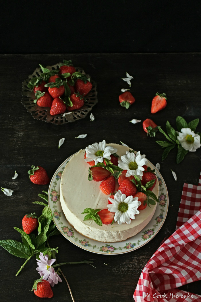 kefir-mousse-tart, strawberry-jelly, tarta-mousse-de-kefir-y-gelatina-de-fresa