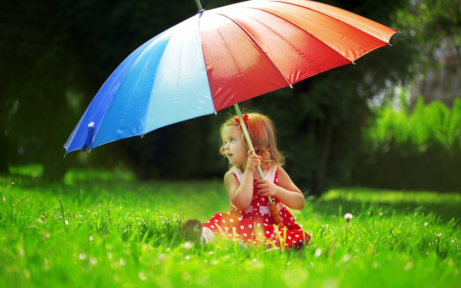 فتاة جميلة تحث المظلة