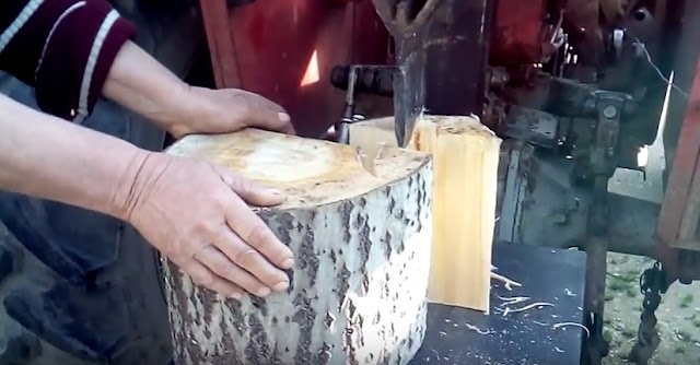 Απίστευτη πατέντα αγρότη για σκίσιμο ξύλων χωρίς καθόλου κόπο[βίντεο] 