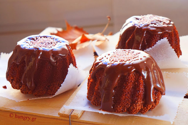 Mini Cakes with Chocolate Glaze