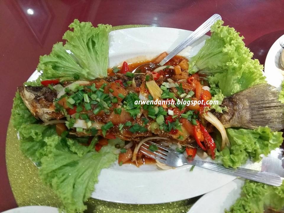 KARI KEPALA IKAN BERASAP-ASAP DI RESTORAN MUTIARA BONDA | TEMPAT MAKAN
