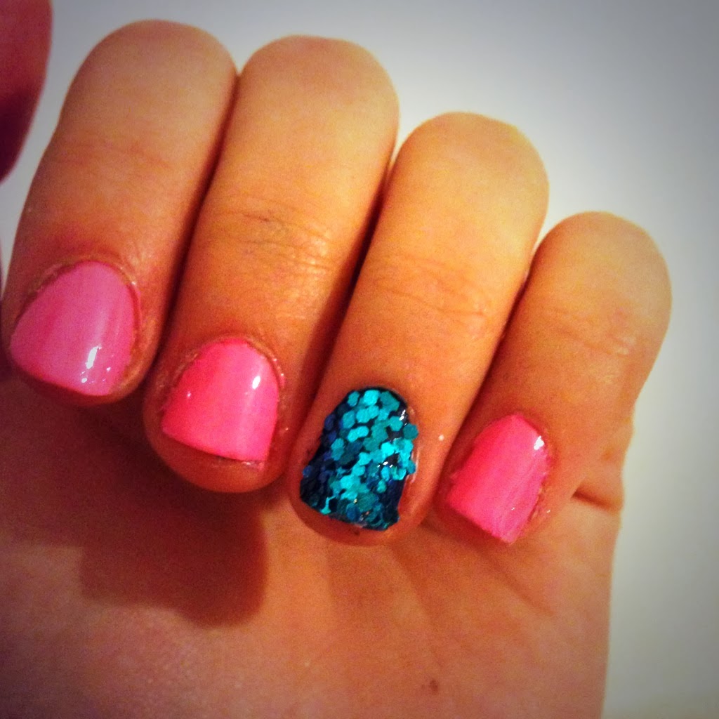 Glitter is a girl's best friend : Mermaid Blue Glitter & Pink Nails