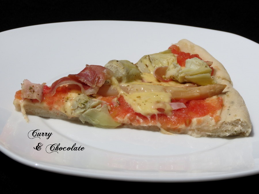 Pizza de alcachofas y espárragos blancos, con tomate natural rallado