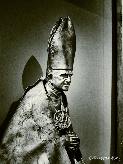 Statuia Papei Ioan Paul al II-lea (muzeul Vatican) Statuia Papei Ioan Paul al II-lea (muzeul Vatican)-blog-FOTO-IDEEA