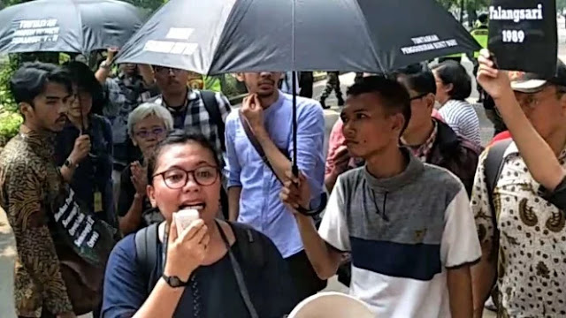 Hadir di Komnas HAM, Wapres JK Diteriaki Demonstran: Rezim Pengecut! Hadir di Komnas HAM, Wapres JK Diteriaki Demonstran: Rezim Pengecut!