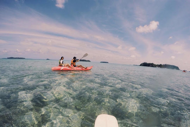 bermain kano di pulau putri foto bermain kano di pulau putri