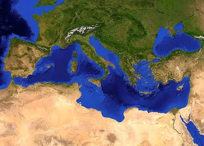 Foto Laut tengah dilihat dari satelit