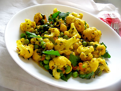 cauliflower and pea veg curry