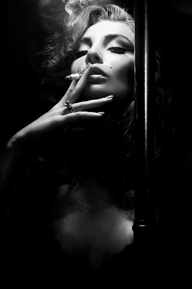 Глубокое разочарование. Сильная женщина с сигаретой. Связанная красавица черно белые. Smoke BW portrait.