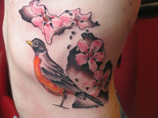 Apple blossom tatuagem completa com um one-legged robin