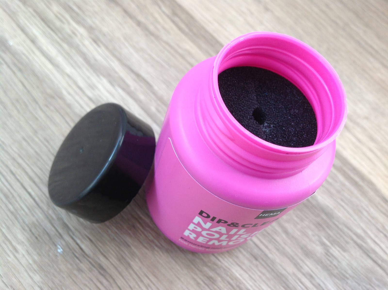 Welkom op onze blog! Review Hema Dip&Clean Nail Polish Remover.