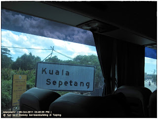 papan tanda Kuala Sepetang dilihat dari dalam bas