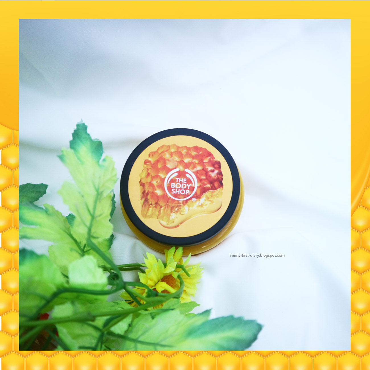 Kulit halus dengan The Body Shop Honeymania Body Scrub Venny Firstyani